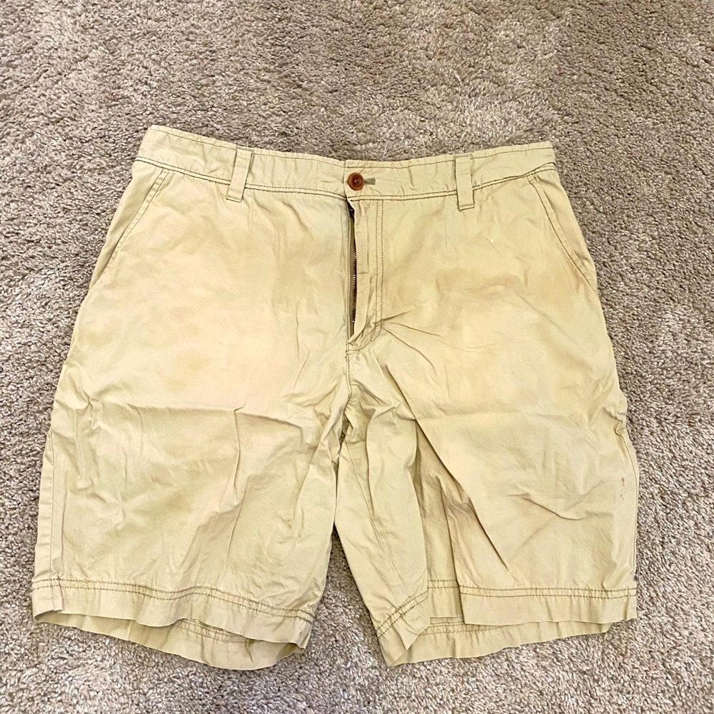 Izod saltwater size 36 men’s tan shorts